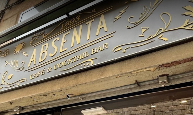 El bar Absenta 1893 desmenteix el tuit que deia que tancava