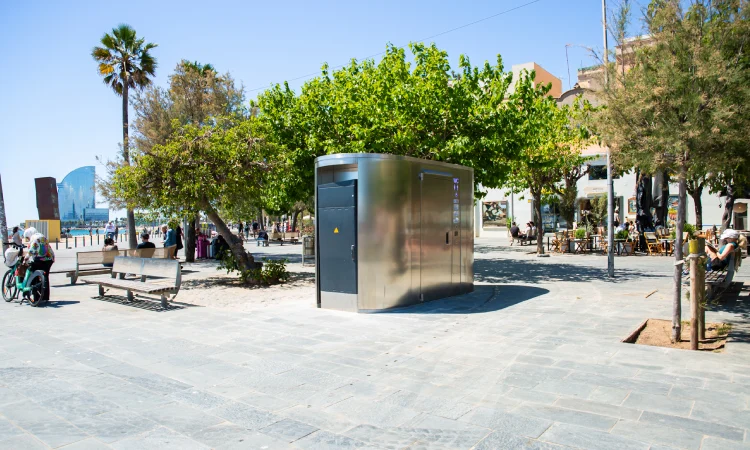 Novetats a peu de sorra: més lavabos a la platja de la Barceloneta
