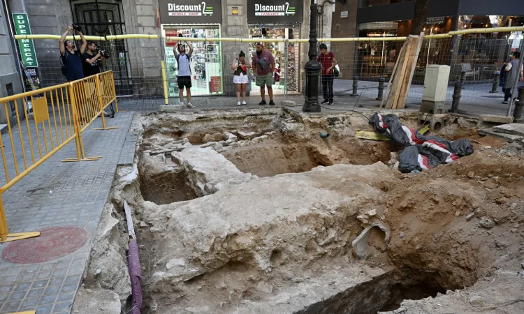 Les obres de remodelació de la Rambla deixen al descobert un tram de la muralla medieval