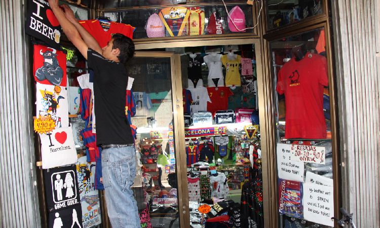 El comerç local, escèptic amb les mesures del Districte contra les botigues de souvenirs sense llicència