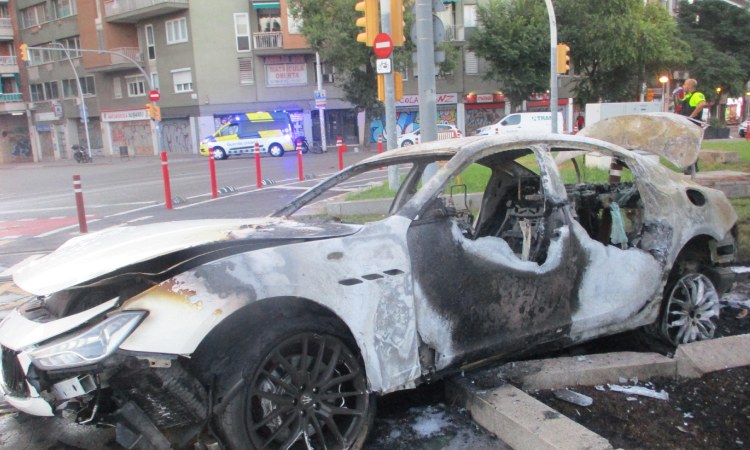 Cotxe incendiat Marina