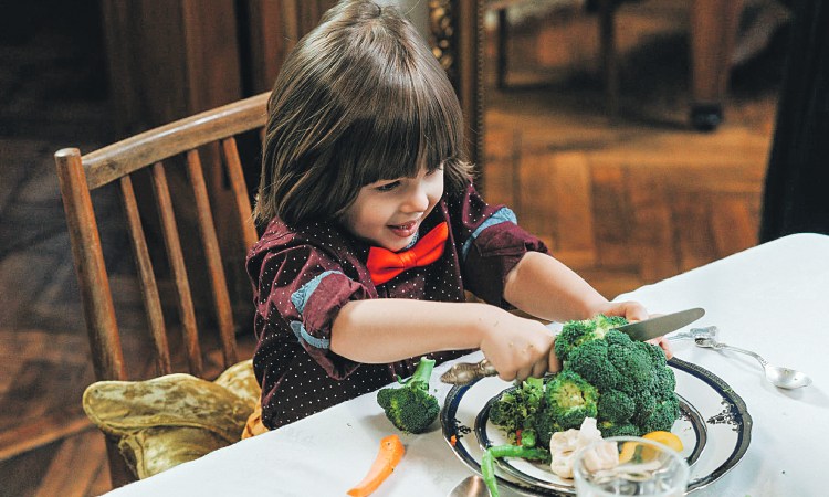 Nena menjant verdura