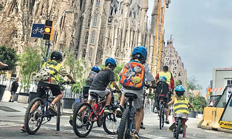 Nens bicibús Sagrada Família