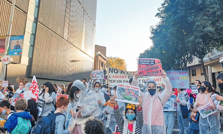 Protesta contra amiant escoles Glòries