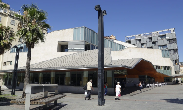 Un gran fons documental i una joia arquitectònica, la Biblioteca Jaume Fuster