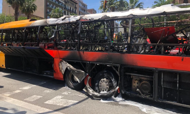 Crema un autobús a tocar de la Monumental