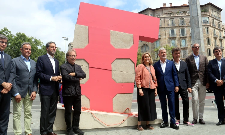 Barcelona commemora els 200 anys del passeig de Gràcia amb una escultura de pedra de 3 metres