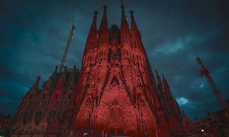 La Sagrada Família s'il·lumina de vermell en favor de Càritas