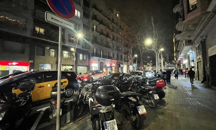 Denuncien que l'estacionament de motos a les voreres dels carrers d'Aribau i Muntaner no s'ha reduït