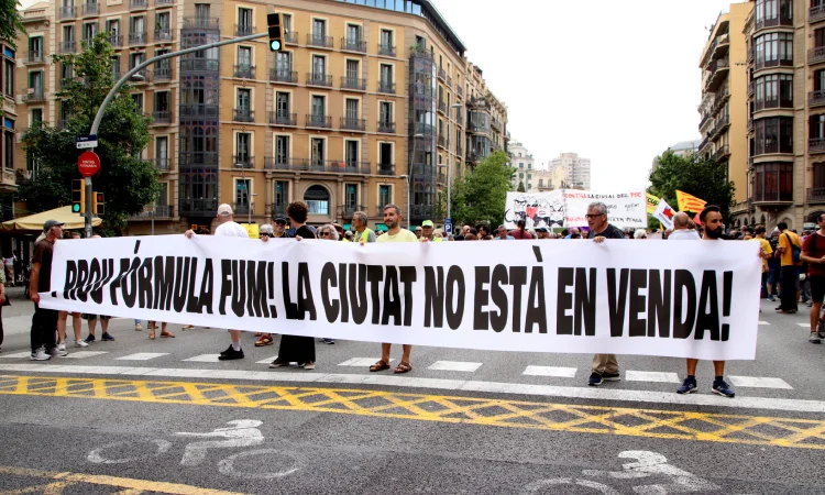 Veïns i entitats tallen el carrer Aragó per rebutjar l'exhibició de Fórmula 1 al passeig de Gràcia