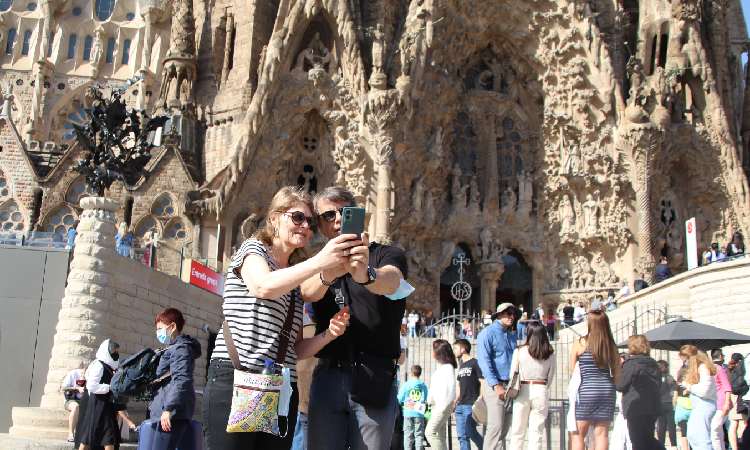 Pas endavant per evitar les molèsties dels busos de turistes que van a la Sagrada Família
