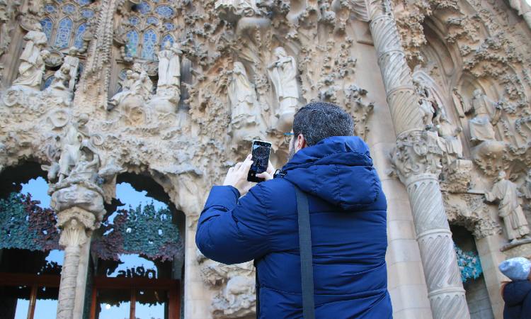 turista fotografiant la Sagrada Família