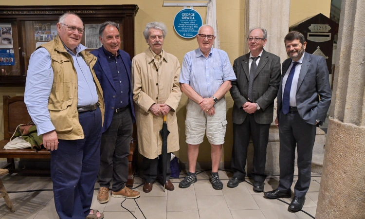 Descobreixen una placa d'homenatge a George Orwell a la Reial Acadèmia de les Ciències i les Arts
