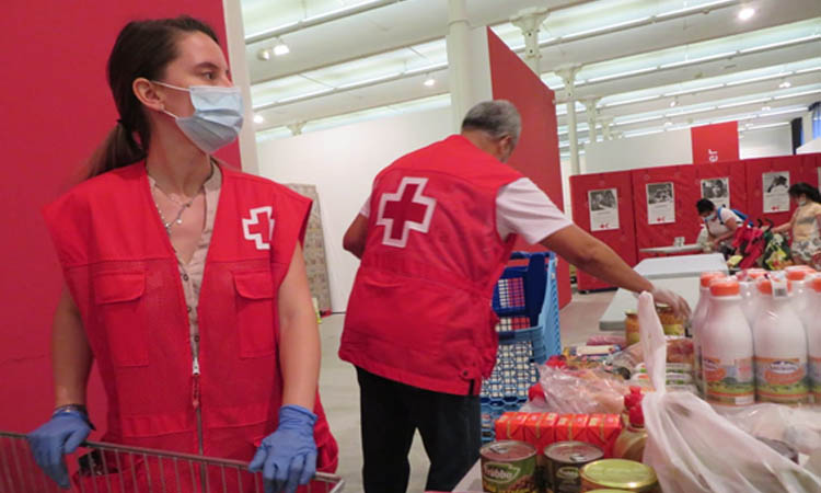 Creu Roja de l'Hospitalet reparteix més de 3.200 lots d'aliments