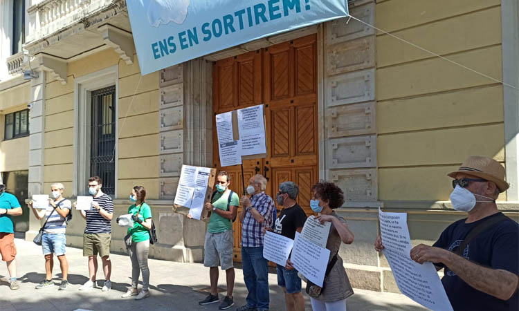 Protesta a l'Ajuntament per exigir una comissió sobre el Consell Esportiu