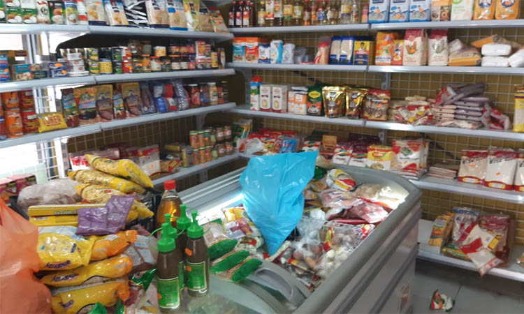 Tanquen un supermercat de Collblanc pel mal estat dels aliments