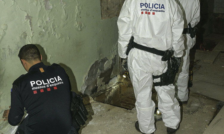 Els Mossos inspeccionen els túnels subterranis del Castell