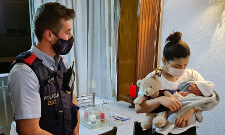 Dos mossos salven un nadó als Jutjats de l'Hospitalet