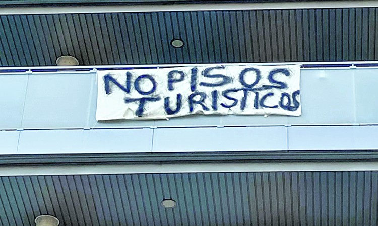 Pancarta contra pisos turistics Sant Adrià