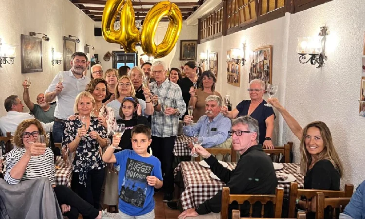 Grup de persones celebrant el 40è aniversari del restaurant