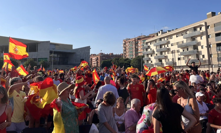 Més de 30.000 persones viuen la victòria d'Espanya a la pantalla gegant de Badalona