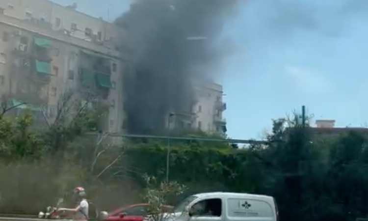 Incendi en un edifici de la plaça Badalona