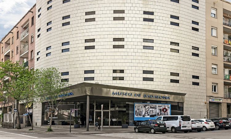 Detingut un guia del Museu de Badalona per agredir sexualment quatre nenes