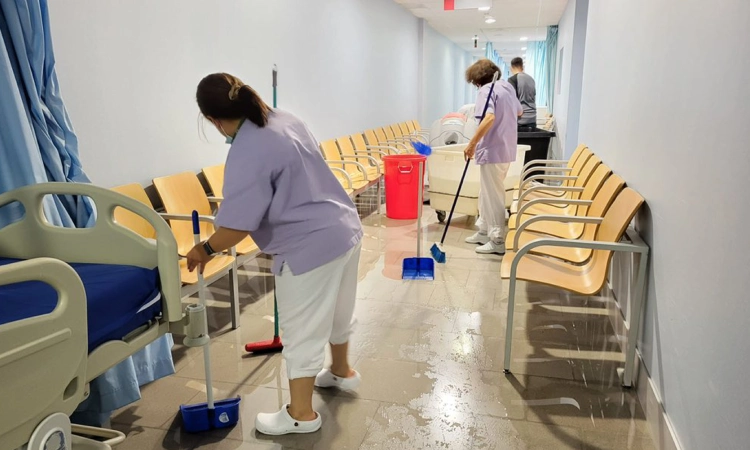 Dones de la neteja a un hospital