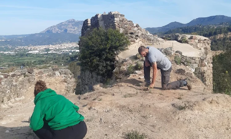 Dos arqueòlegs fent comprovacions al castell de Voltrera