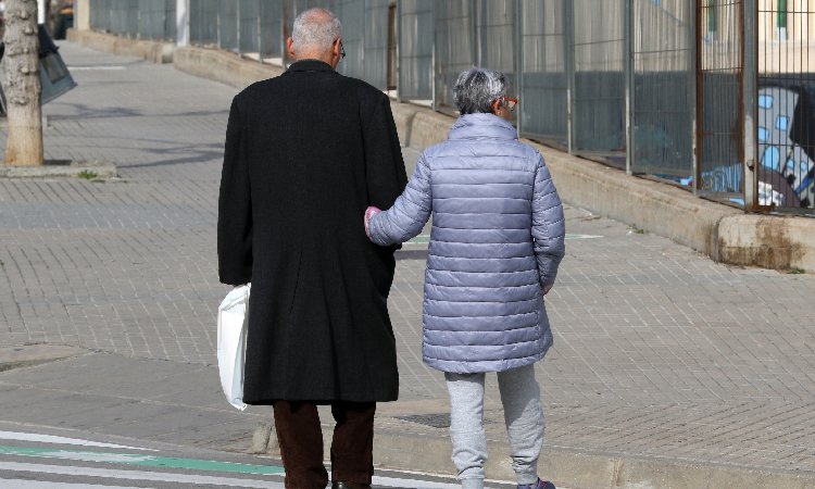 Gent gran passejant a Sant Andreu 