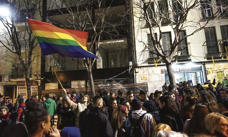 Esparreguera surt al carrer per condemnar l’agressió homòfoba