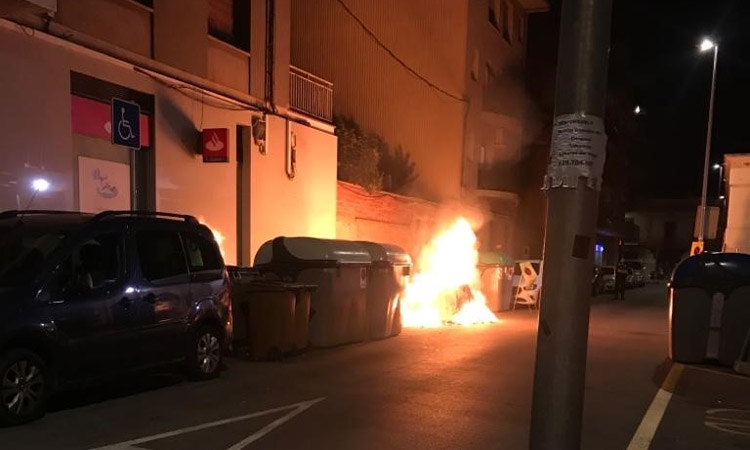 Detingut un veí d’Olesa per cremar diversos contenidors