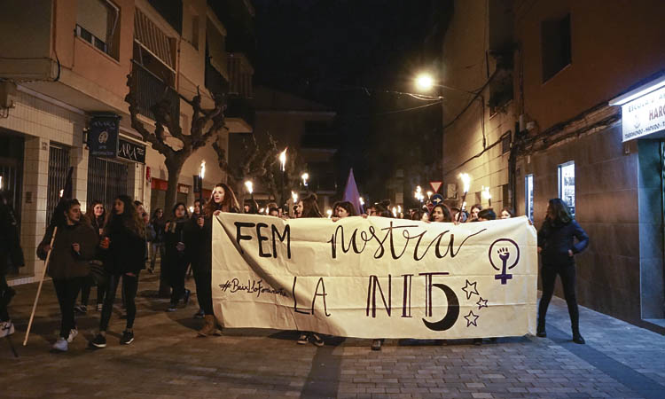 La Marxa Nocturna Feminista omple de foc Esparreguera