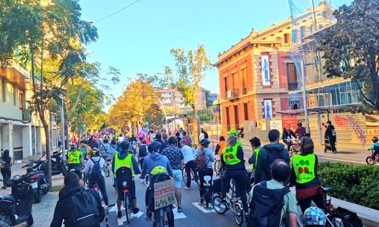 Un bicibús massiu a Sant Andreu exigeix circular per la calçada