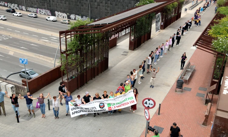 Cadena humana de 1.500 persones per reclamar la connexió en metro de les Trinitats