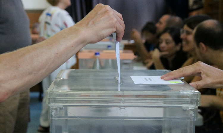Cau 4 punts la participació en les eleccions generals a Barcelona, amb dades de les dues del migdia