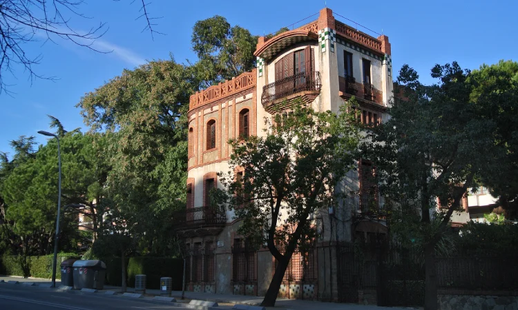 El primer habitatge de l'avinguda Pedralbes va ser la Casa Hurtado