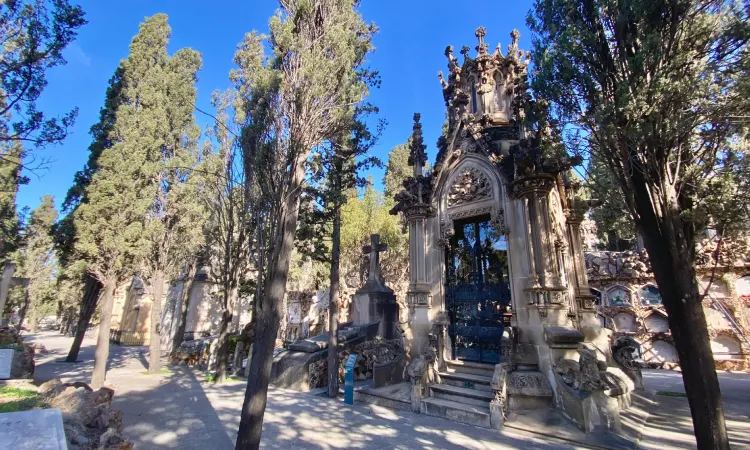 Investiguen cinc treballadors del Cementiri de Montjuïc per profanar tombes