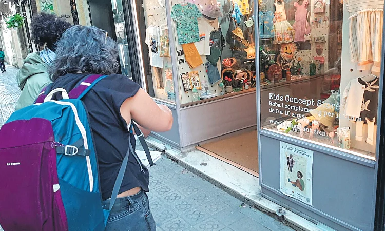 Dues dones davant d'un petit comerç a Barcelona