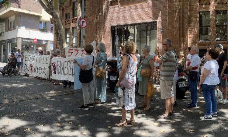 VÍDEO | Veïns de Sants ocupen el polèmic nou tanatori en plena inauguració