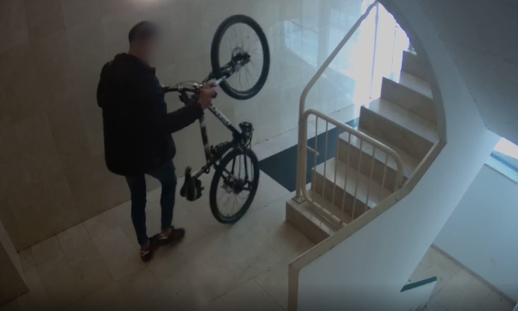 VÍDEO | Enxampat 'in fraganti' robant bicicletes d'alta gamma en trasters de Sarrià