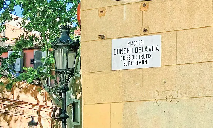 Plaça del Consell de la Vila "on es destrueix el patrimoni"