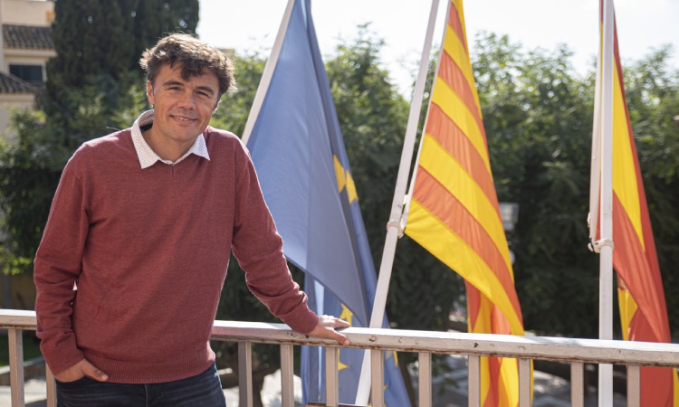 Joan Basagañas dret davant banderes