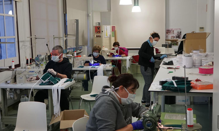 Voluntaris cusen material hospitalari al taller de costura de Sant Joan Despí