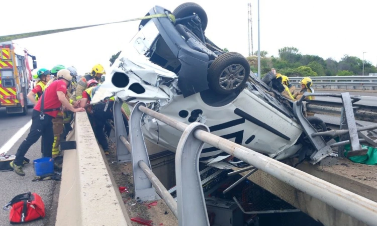 Dues carreteres tallades a Ripollet per un accident que deixa un cotxe penjant d'un pont