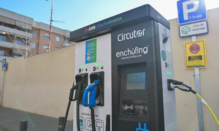 L'AMB instal·la a Cerdanyola la primera electrolinera pública de càrrega ràpida del Vallès Occidental