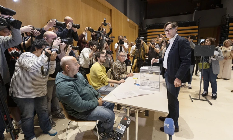 El socialista Salvador Illa vota a la Roca del Vallès: "Desitjo que avui obrim una nova etapa a Catalunya"