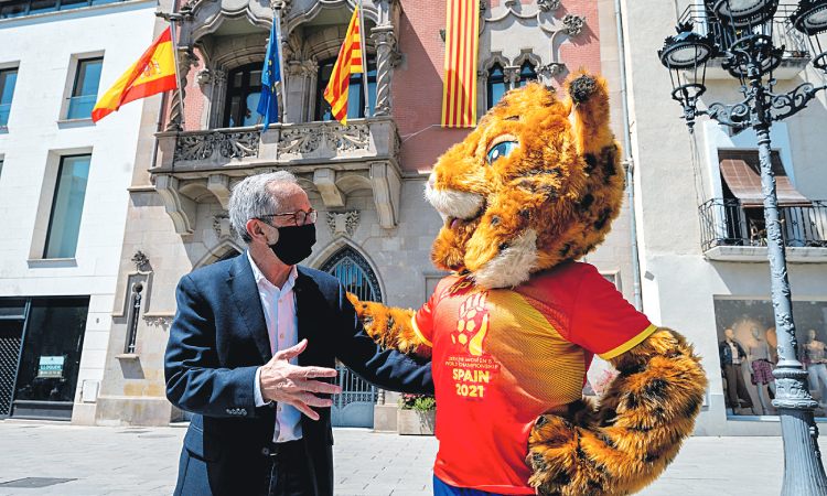 Josep Mayoral i mascota handbol