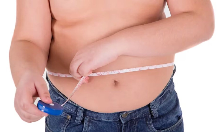 Obesitat Infantil nen mesurant panxa