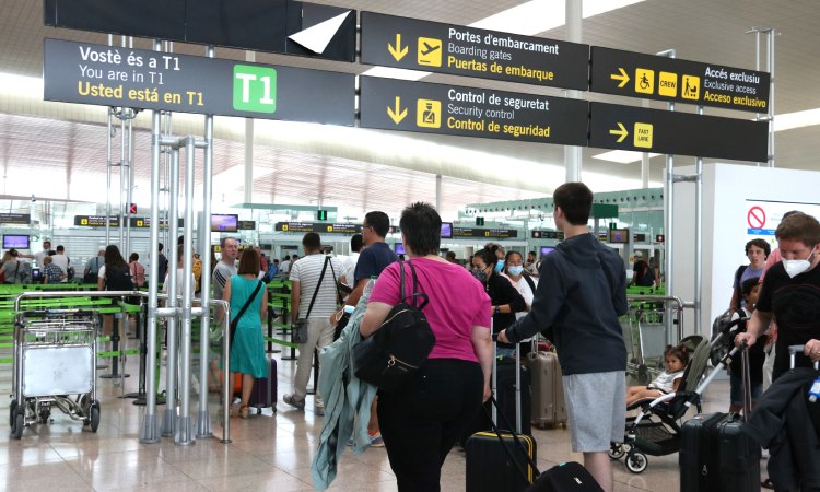 Cua al control seguretat de l'aeroport del Prat